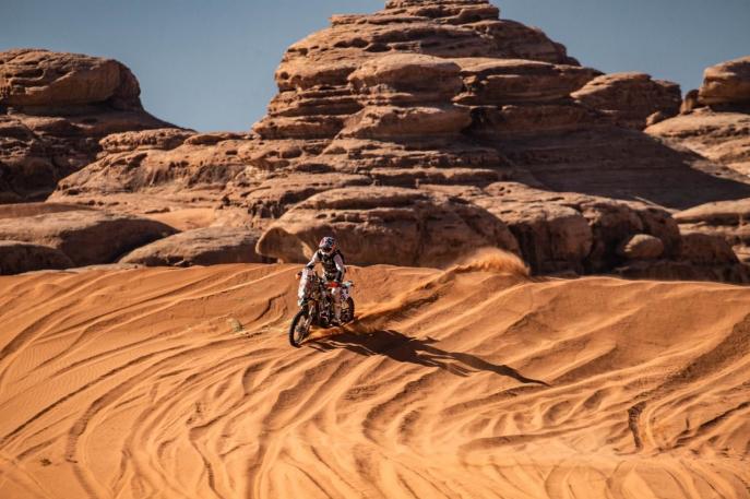 Paranaense de 61 anos é o único brasileiro entre as motos do Rally Dakar