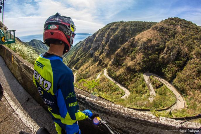Atleta cumpre desafio e desce Serra do Rio do Rastro empinando bicicleta